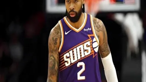 辽篮与山东激战，裁判争议频发，韩德君6分钟内五犯离场，杨鸣遭监督官员驱逐