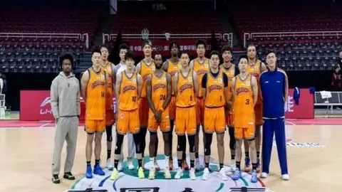 黄蜂队主帅强调三名球员防守关键，贡献卓著。